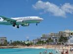 Avião de grande porte passa sobre Maho Bay, praia de Sint Maarten - Caribe, fazendo a alegria da galera!
